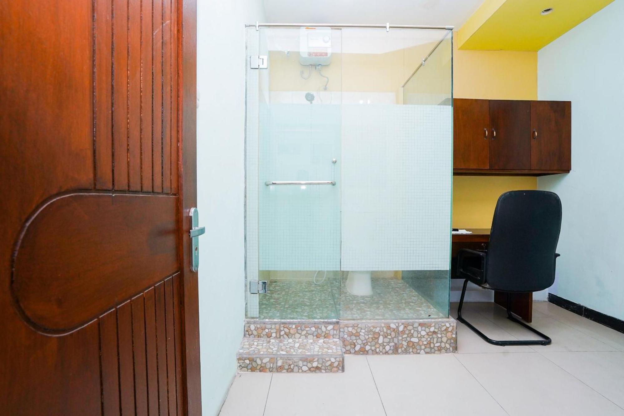 Oyo Life 2309 Kost Si Mbok Vivi Hotel Surabaya Exterior photo