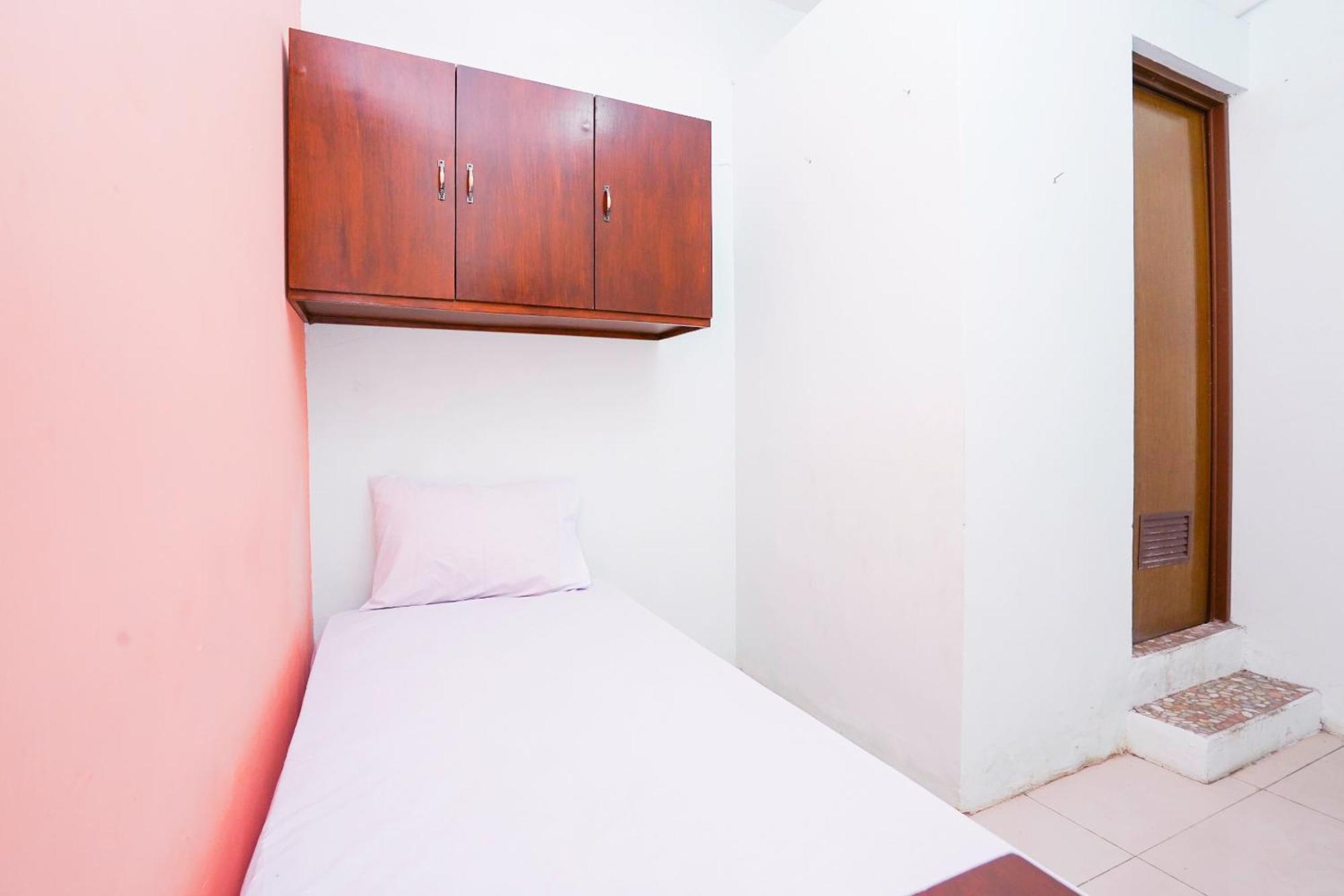 Oyo Life 2309 Kost Si Mbok Vivi Hotel Surabaya Exterior photo