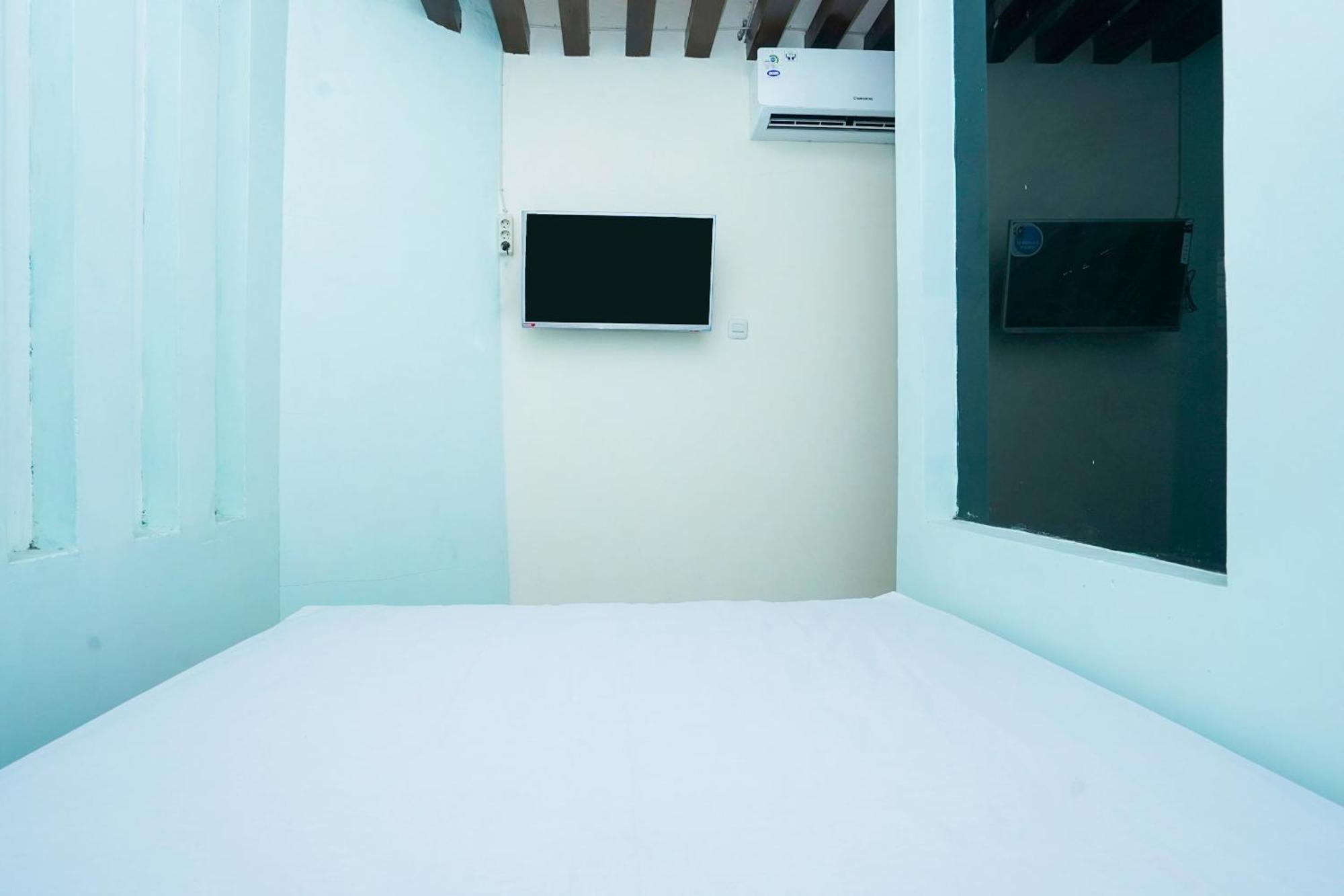 Oyo Life 2309 Kost Si Mbok Vivi Hotel Surabaya Exterior photo