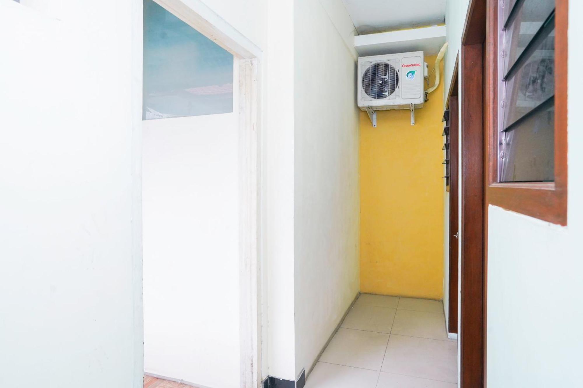 Oyo Life 2309 Kost Si Mbok Vivi Hotel Surabaya Exterior photo