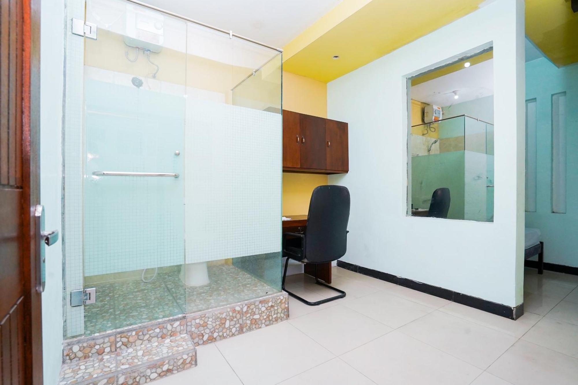 Oyo Life 2309 Kost Si Mbok Vivi Hotel Surabaya Exterior photo