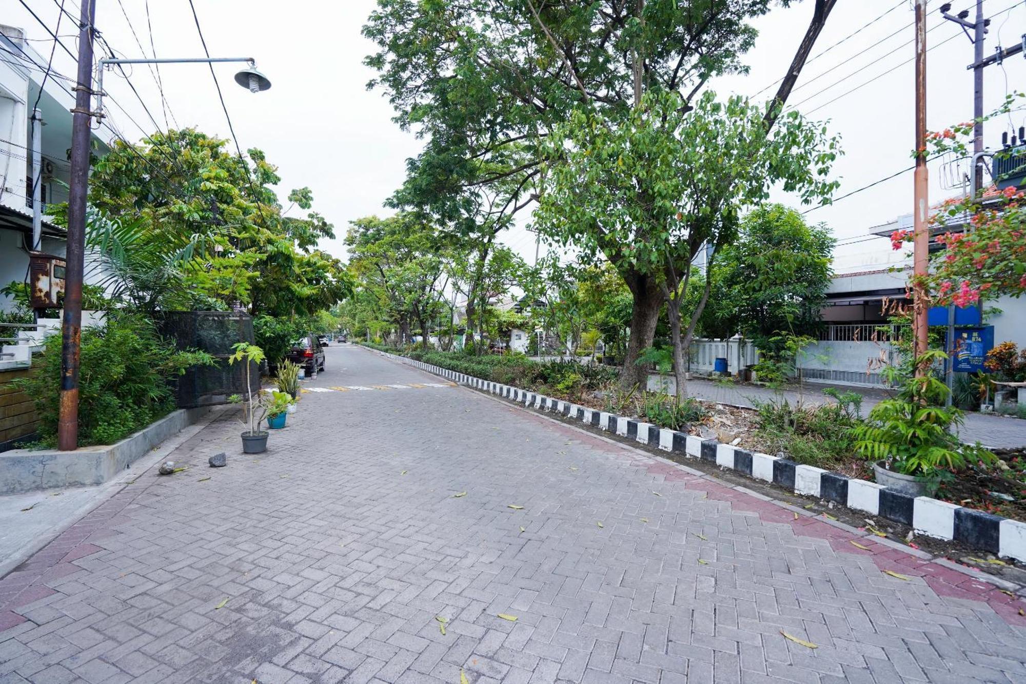 Oyo Life 2309 Kost Si Mbok Vivi Hotel Surabaya Exterior photo
