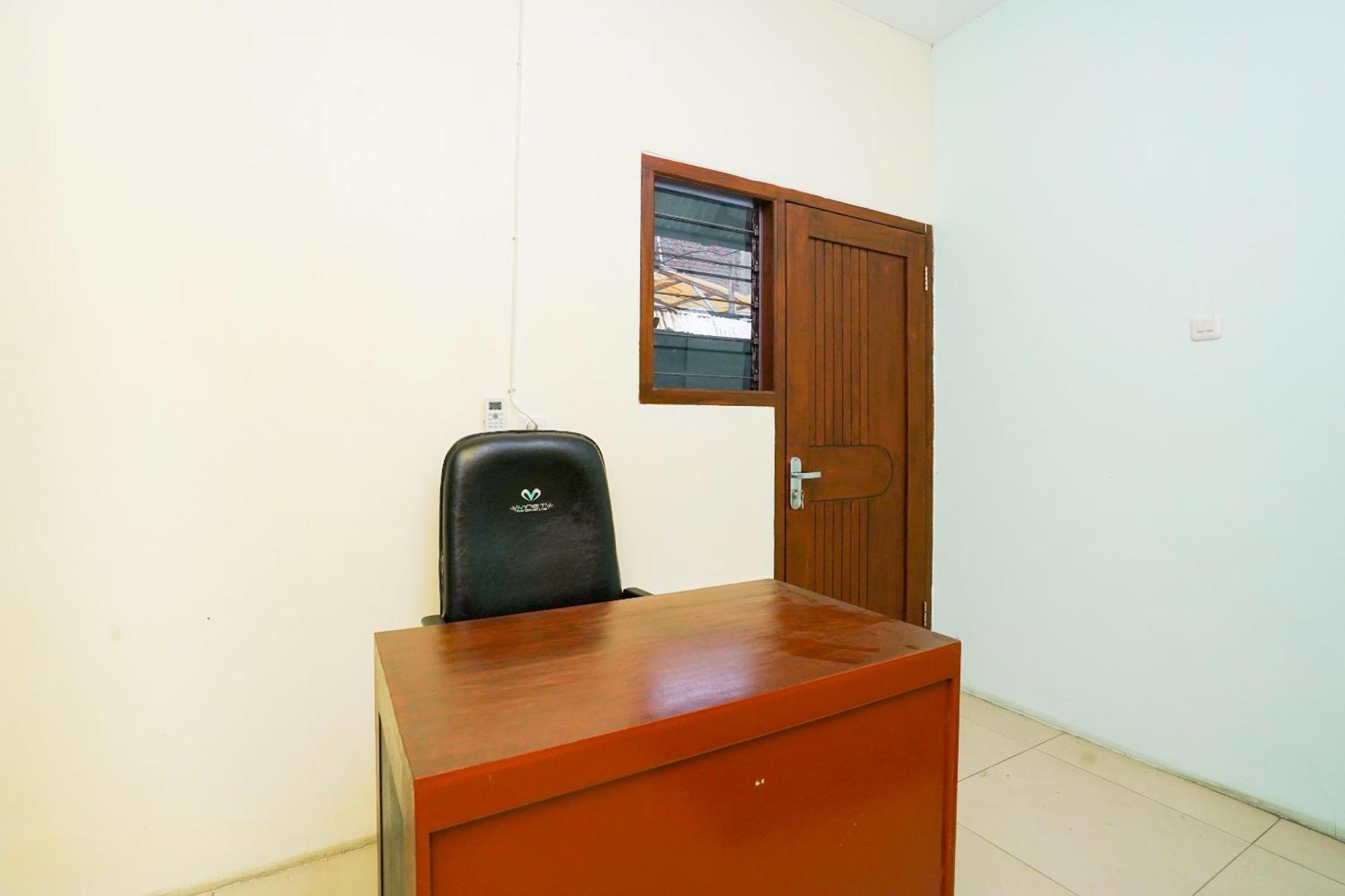 Oyo Life 2309 Kost Si Mbok Vivi Hotel Surabaya Exterior photo