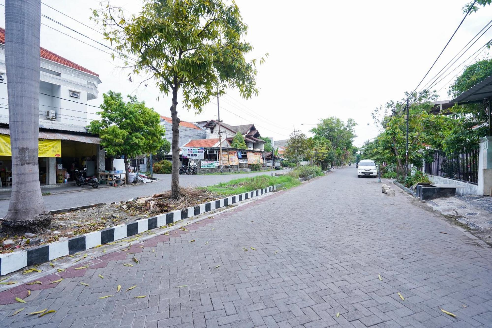 Oyo Life 2309 Kost Si Mbok Vivi Hotel Surabaya Exterior photo