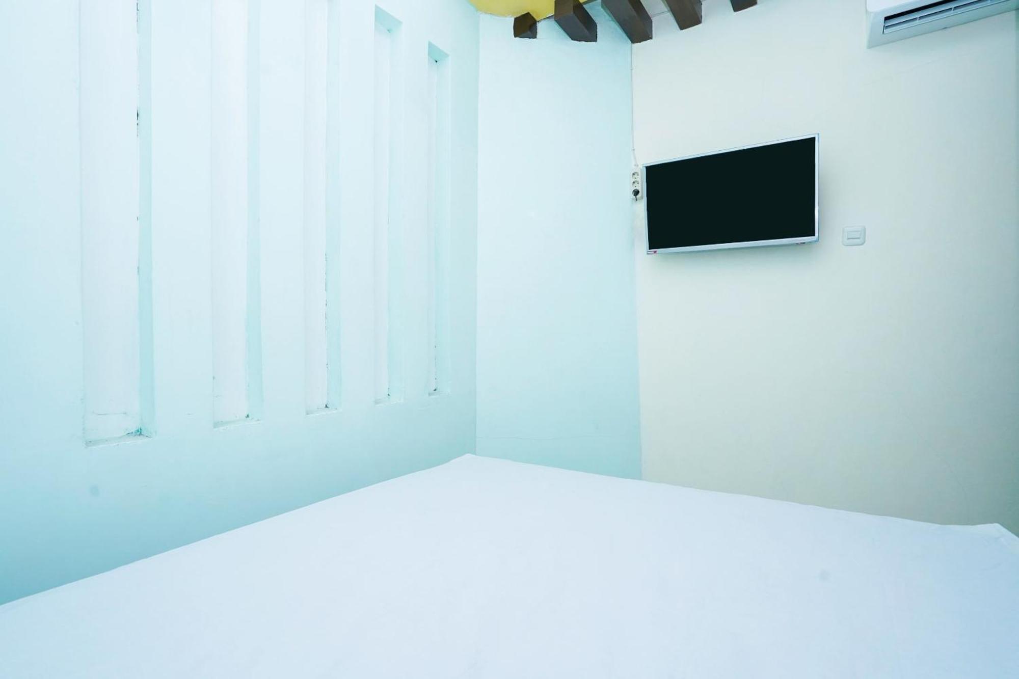 Oyo Life 2309 Kost Si Mbok Vivi Hotel Surabaya Exterior photo