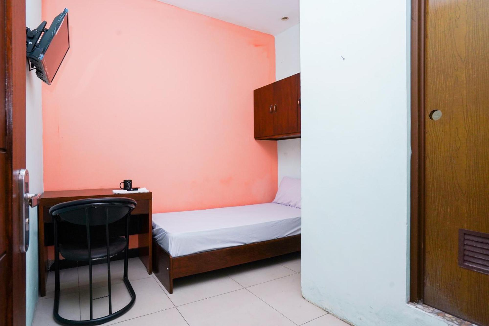 Oyo Life 2309 Kost Si Mbok Vivi Hotel Surabaya Exterior photo
